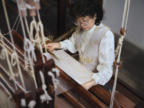 千年宋锦首次入妆，花西子推七夕高定新品让非遗触手可及