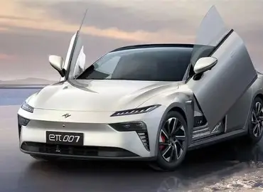 性能轿跑 vs 智驾先锋 vs 舒适旗舰：10-15万电车三强争霸，谁是你的菜？