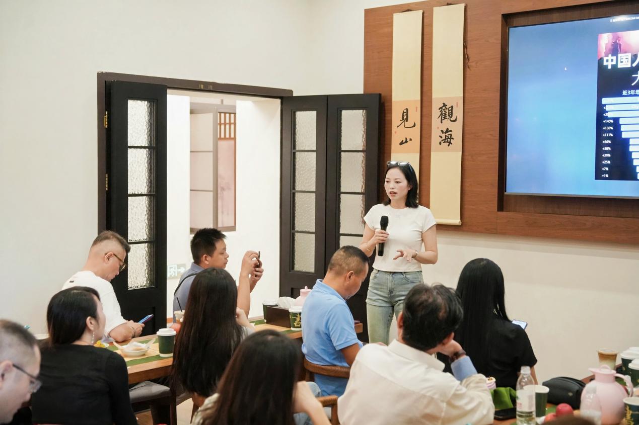 HCM02921-opq3863952605