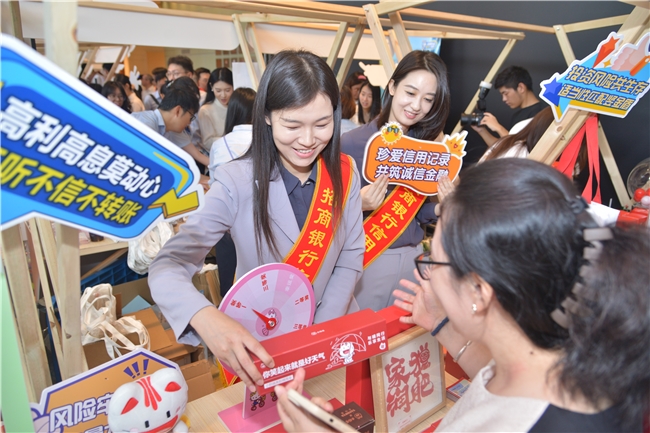 沪上千屏、五村一校，招行信用卡消保宣传“走新”更“走心”