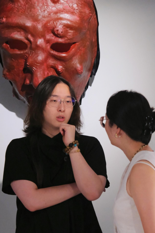 周延修个展 “我与我” 正式开幕：聚焦全球化一代的身份漂流与自我探索