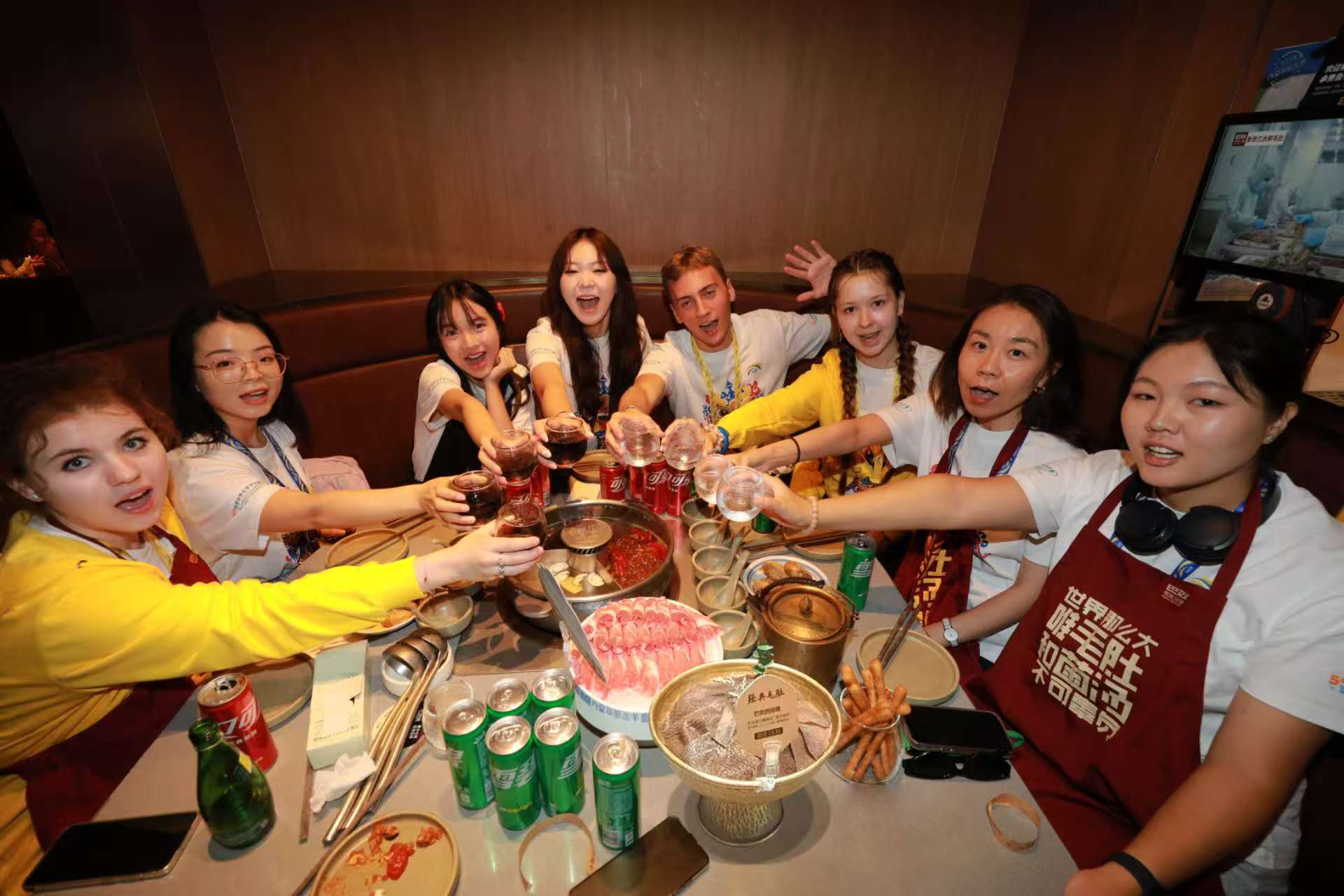 从免签入境到围炉火锅：全球“China Travel”热潮中，吃火锅涮毛肚成外国人首选