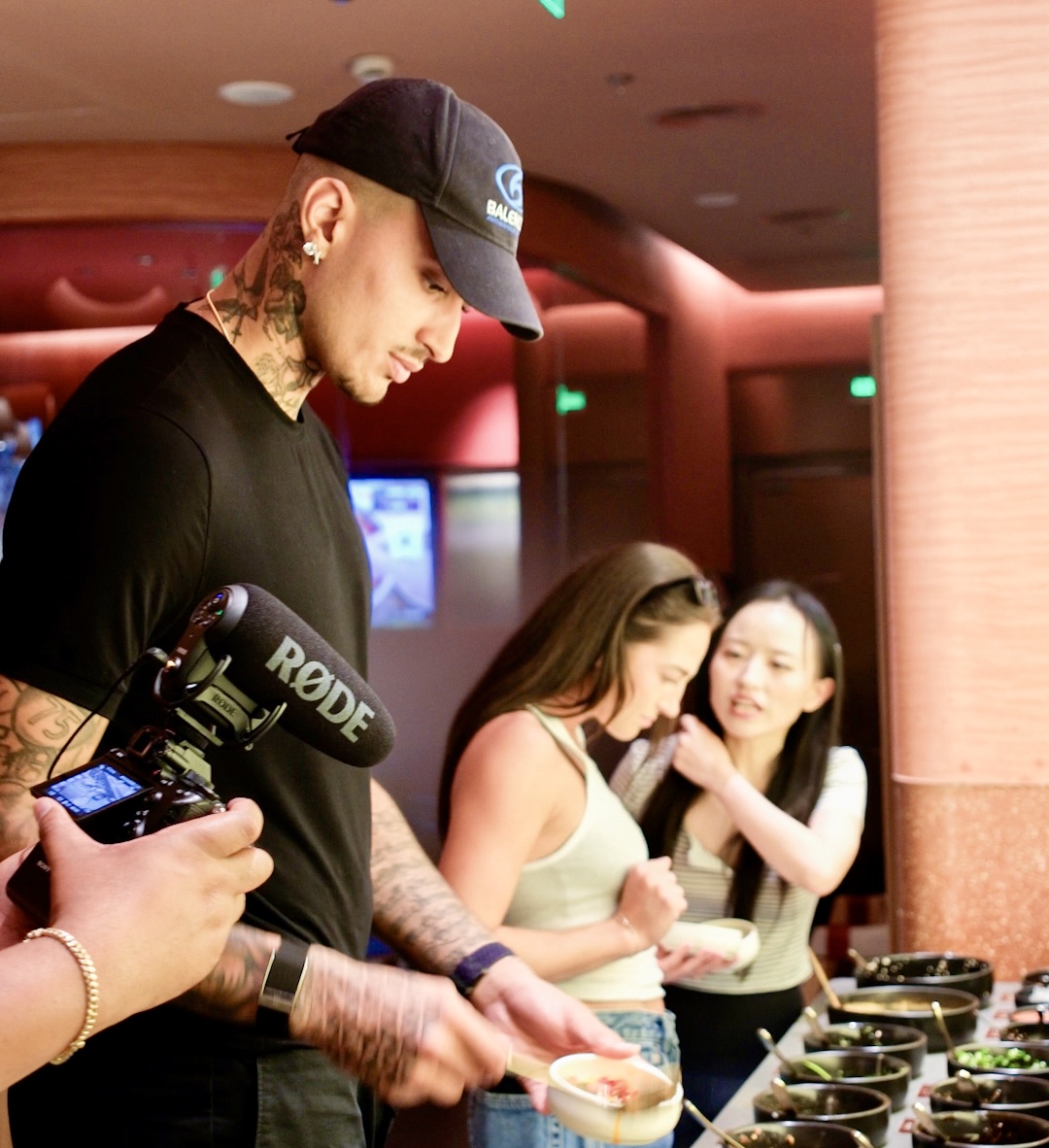 从免签入境到围炉火锅：全球“China Travel”热潮中，吃火锅涮毛肚成外国人首选