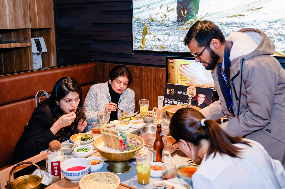 从免签入境到围炉火锅：全球“China Travel”热潮中，吃火锅涮毛肚成外国人首选