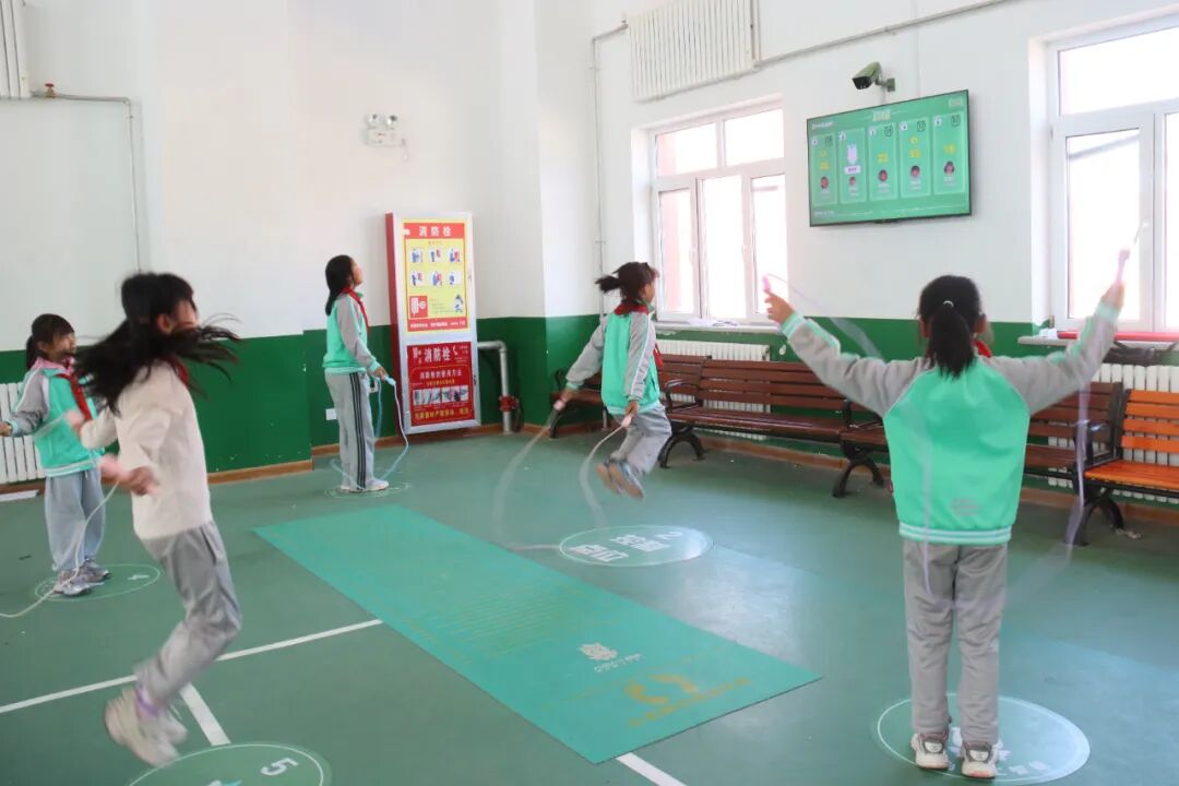 喜迎国庆智竞未来——泾源县第四小学首届AI智慧体育学生田径运动会精彩举行