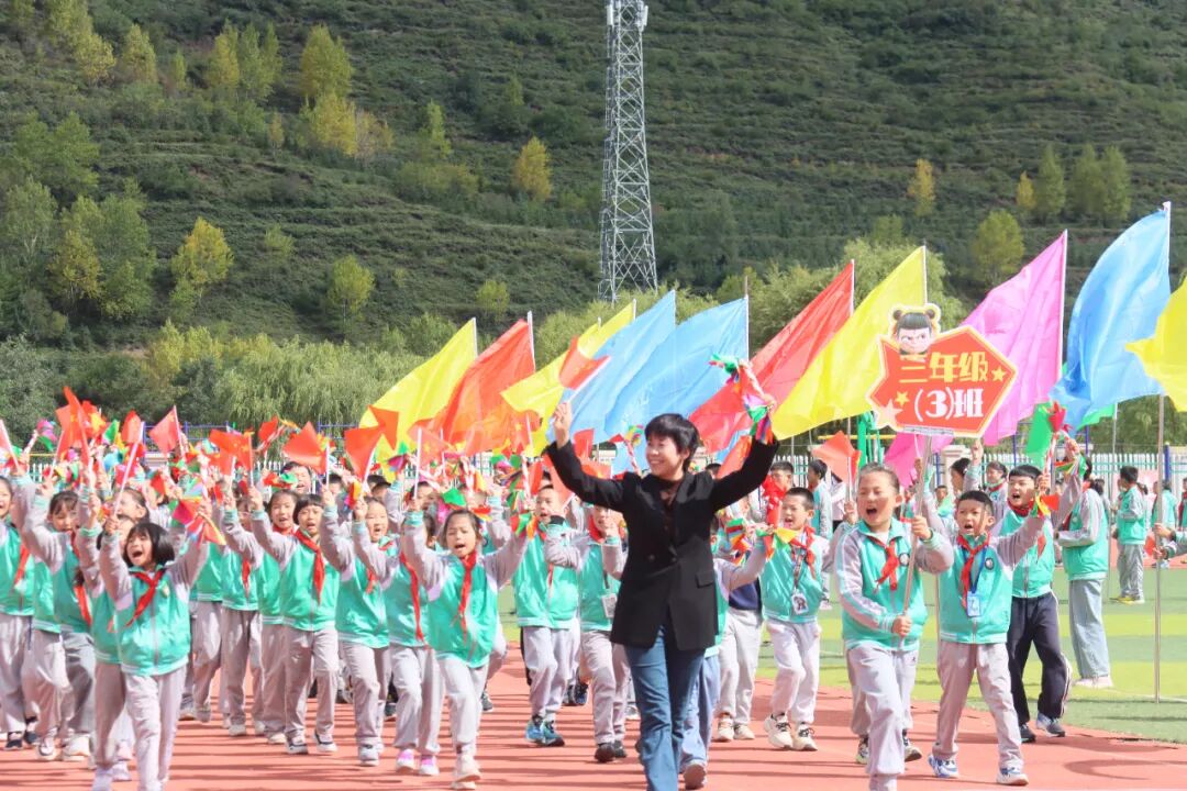 喜迎国庆智竞未来——泾源县第四小学首届AI智慧体育学生田径运动会精彩举行