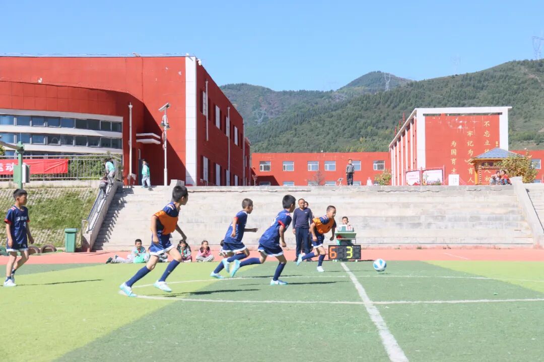 喜迎国庆智竞未来——泾源县第四小学首届AI智慧体育学生田径运动会精彩举行