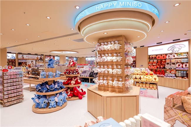 世茂广场七周年：携手英雄联盟快闪，开启兴趣经济新篇章