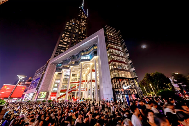 世茂广场七周年：携手英雄联盟快闪，开启兴趣经济新篇章