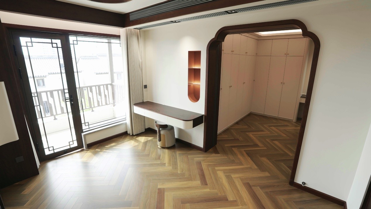 从教培到建材，他的石晶地板生意半年即盈利