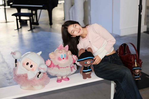 中国潮玩闪耀巴黎时装周，名创优品联合设计师Caroline Hú打造“时尚单品”