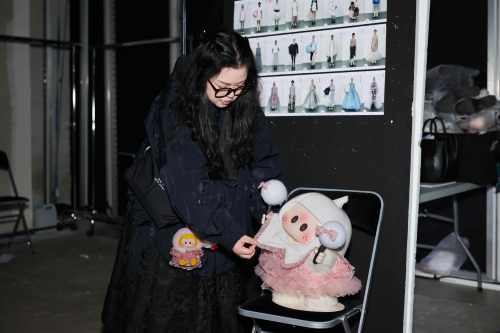 中国潮玩闪耀巴黎时装周，名创优品联合设计师Caroline Hú打造“时尚单品”