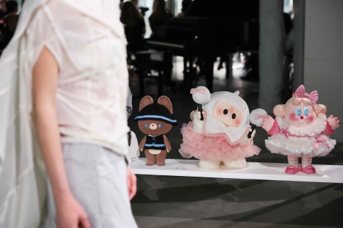 中国潮玩闪耀巴黎时装周，名创优品联合设计师Caroline Hú打造“时尚单品”