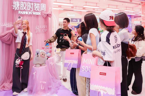 中国潮玩闪耀巴黎时装周，名创优品联合设计师Caroline Hú打造“时尚单品”