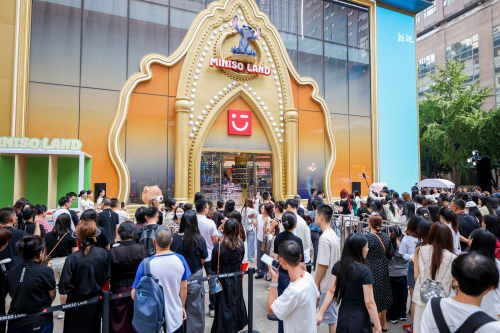 名创优品MINISO LAND落子西南枢纽重庆，双店同开辐射区域消费市场