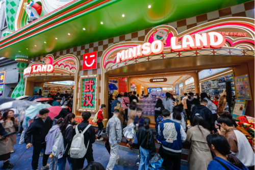 打造“首店经济”新地标，名创优品MINISO LAND武汉双店盛大亮相