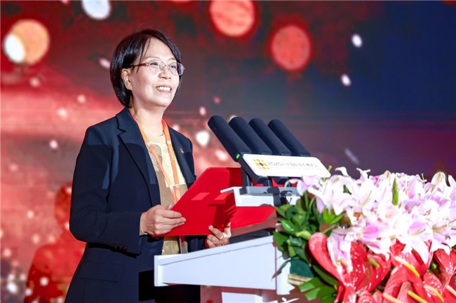 中国金币镌界·智造系列－抱抱异形纪念章于2025北京国际钱币博览会首发