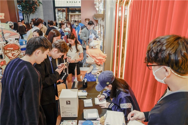 ​52TOYS澳门新濠影汇店重磅开业 CiCiLu艺术家签售会受追捧