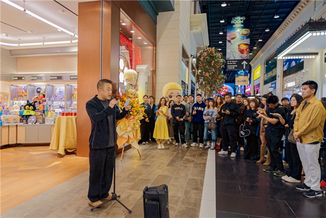 ​52TOYS澳门新濠影汇店重磅开业 CiCiLu艺术家签售会受追捧