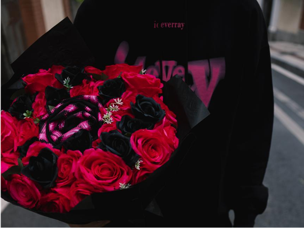 情绪价值当道：时尚的终极表达是「穿戴情绪」