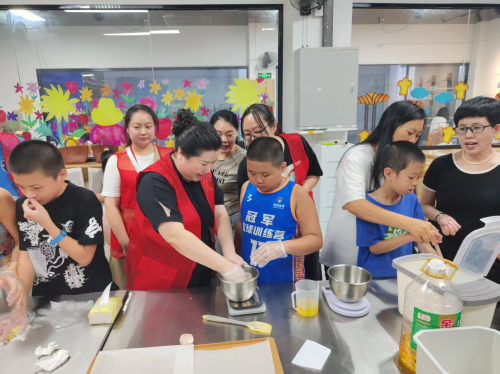 陪伴式70精进营十营公益活动圆满收官——助学敬老护幼全覆盖，首赴马来西亚拓公益版图