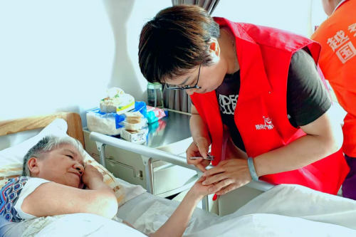 陪伴式70精进营十营公益活动圆满收官——助学敬老护幼全覆盖，首赴马来西亚拓公益版图