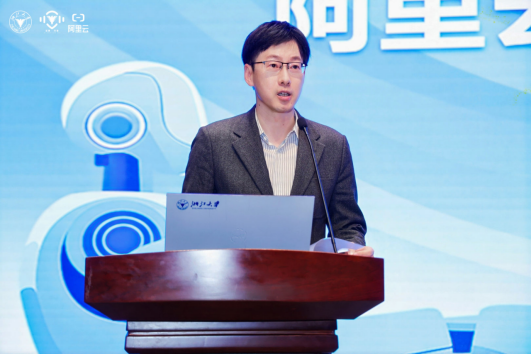 浙江大学联合阿里云举办首届"启真问智"大学生AI模型&智能体大赛,共筑AI教育生态