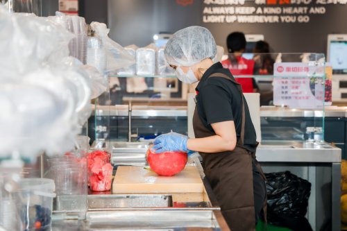 永辉“优质平价”策略落地春城，五华吾悦店11.21焕新夯实昆明民生根基