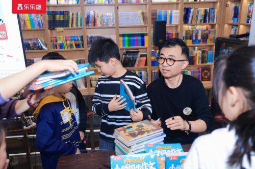 荣信文化2025CCBF圆满收官，AI智能产品与新书佳作实力圈粉！