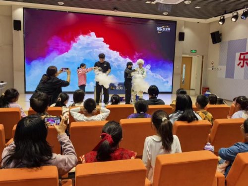 荣信文化2025CCBF圆满收官，AI智能产品与新书佳作实力圈粉！