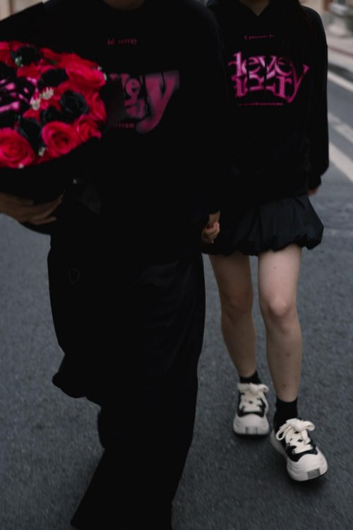 情绪价值当道：时尚的终极表达是「穿戴情绪」