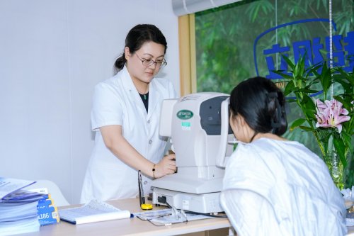 簕杜鹃花海人潮暴涨！超视立互动区热浪升级，现场氛围燃到不行