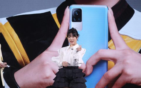 奥运冠军杨倩代言，166克+4500毫安，高颜值、自拍手机售价亲民