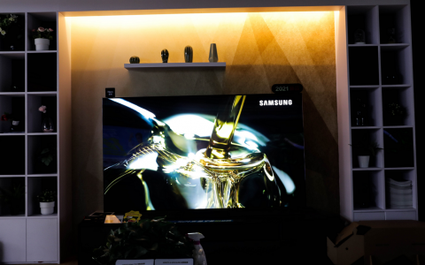 选择三星Neo QLED 8K电视，坐拥私人家庭影院