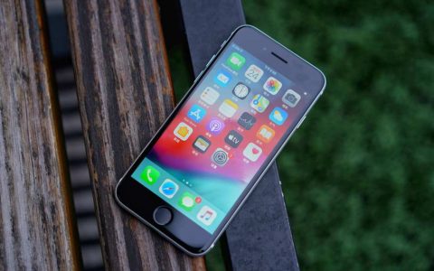 苹果日常翻车：iPhone SE3莫名重启，便宜苹果手机不能买？