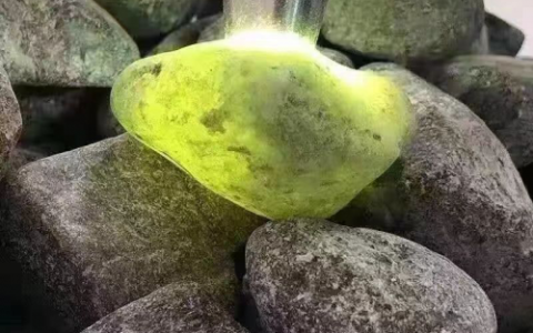 紫瑶翡翠：一手货源 打造北京中高端翡翠原石收藏定制