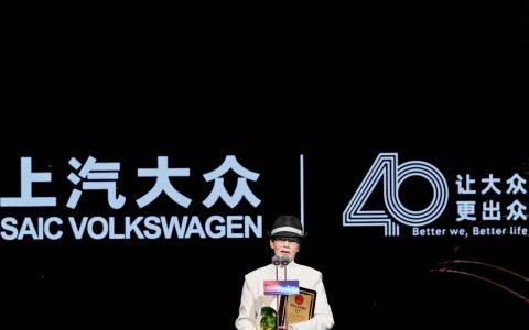 第四届新时代电视节颁奖，演员潘虹凭《温暖的甜蜜的》获最佳女配角奖