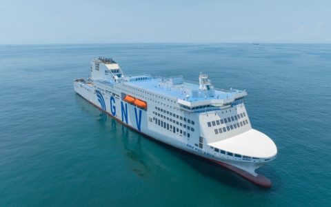 首艘国内自主研发、设计及建造的大型出口客滚船在广州举办命名仪式