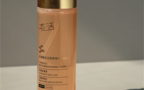 “如雾般轻盈，白皙如初”——光透耀白淡斑爽肤水的柔情守护