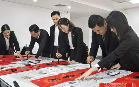 华安保险广西分公司开展“巳巳如意，春节送福，家风传递”送春联主题党日活动