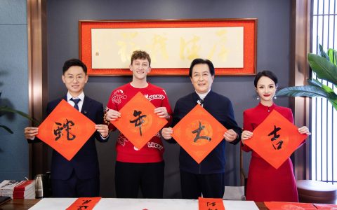 项亮月、唐国强和央视春晚嘉宾埃文·凯尔体验中国传统非遗文化