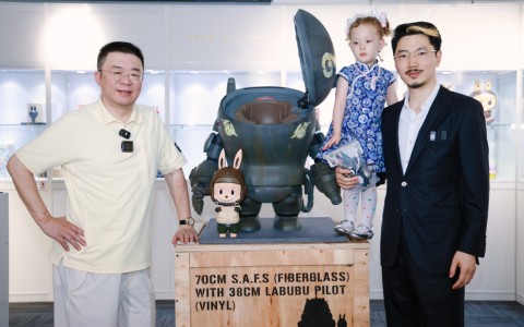 75.9 万落槌 LABUBU！投资大师岳彬用资本语言告诉世界：中国设计师的 "梵高式坚持" 值得溢价