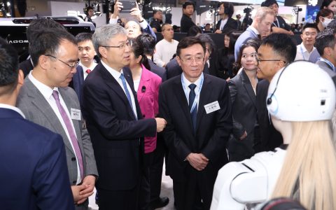 墨甲机器人亮相香港车博会，智能科技与东方之珠碰撞新火花
