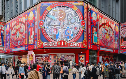 大店战略+全球IP双轮驱动，名创优品MINISO LAND全球壹号店破亿