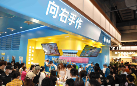 从柠檬茶到全品类健康茶饮，柠檬向右新品牌“向右手作”南京首店开业