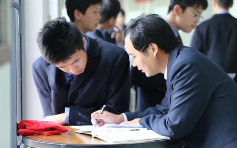 宏文学校青岛校区《宏文宝典》助力新生学术衔接，多形式课程组合破解转轨难题