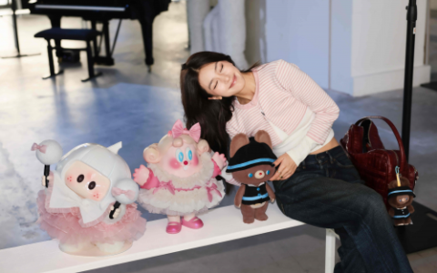 中国潮玩闪耀巴黎时装周，名创优品联合设计师Caroline Hú打造“时尚单品”